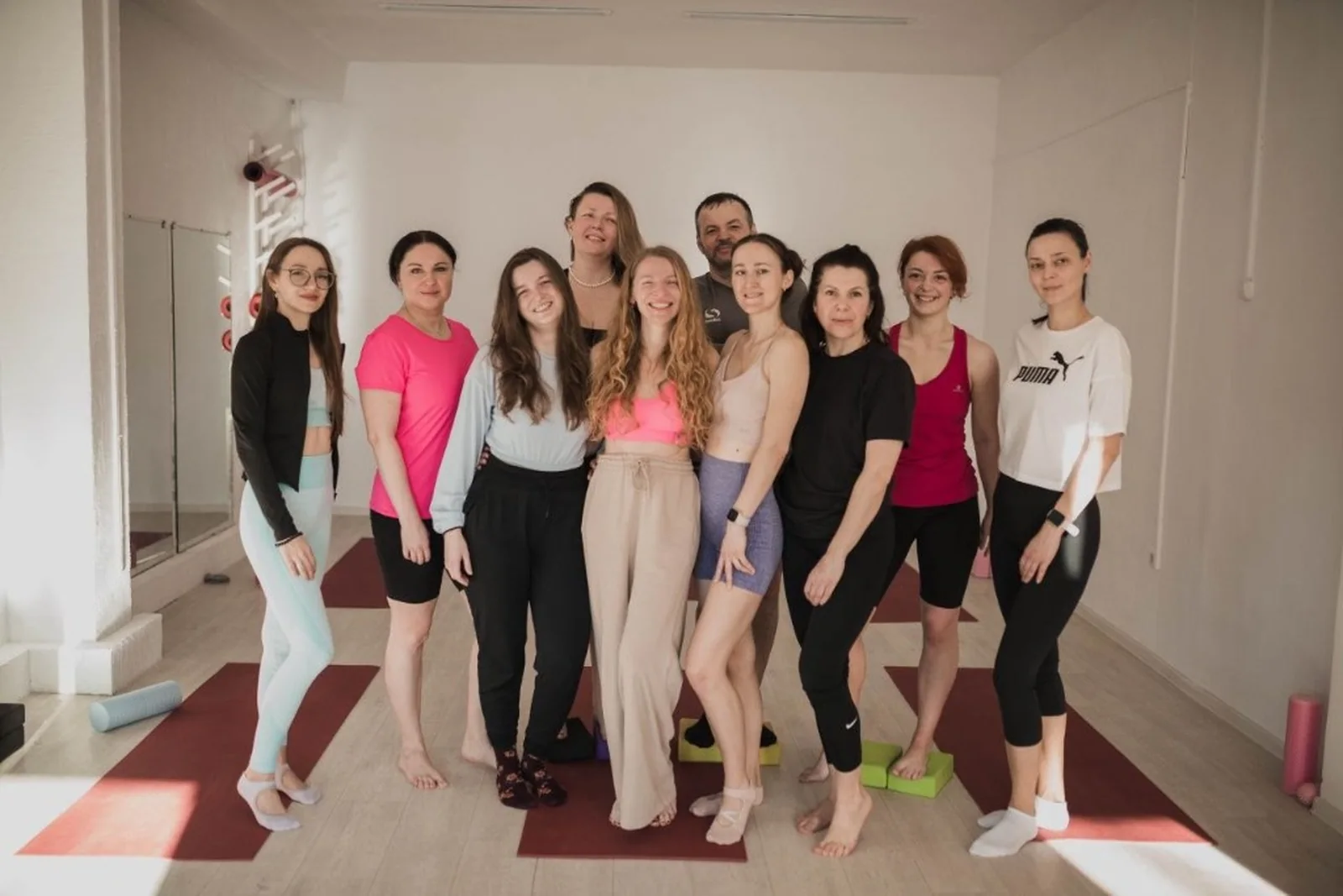 Группа после занятия в студии Yoga Olga