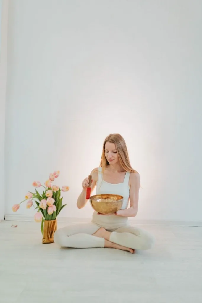 Виброакустический массаж поющей чашей в студии Yoga Olga
