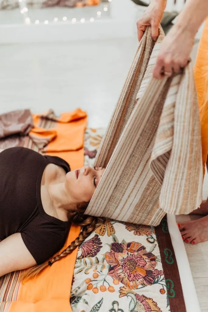 Сакральное пеленание — мягкая работа с полотном ребозо в студии Yoga Olga